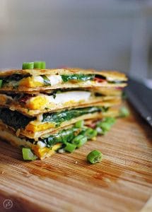 quesadilla z jajkiem i szpinakiem