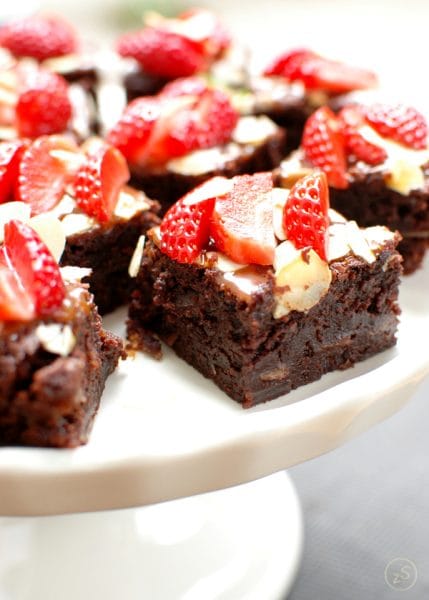 mocno czekoladowe brownie z truskawkami bez mąki