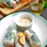 spring rolls z pikantną wieprzowiną i brzoskwinią