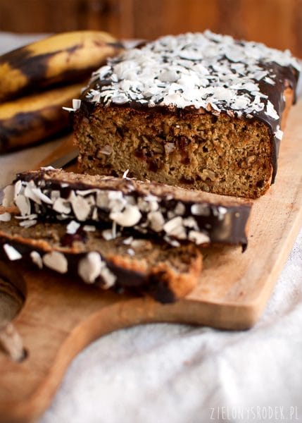 chlebek bananowy z płatkami owsianymi i orzechami, czyli bomba błonnikowa