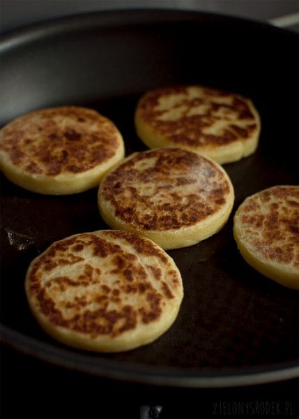 śniadanie mistrzów, czyli ziemniaczany scone z łososiem szpinakiem i jajkiem w koszulce