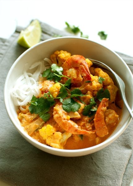 curry z krewetkami, kalafiorem, pomidorami i mlekiem kokosowym