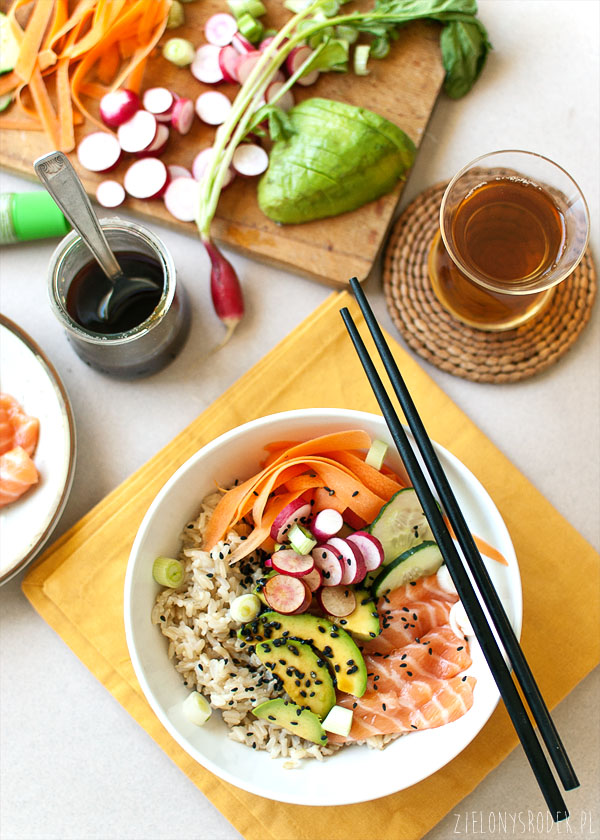 sushi bowl, czyli micha z rybą i ryżem