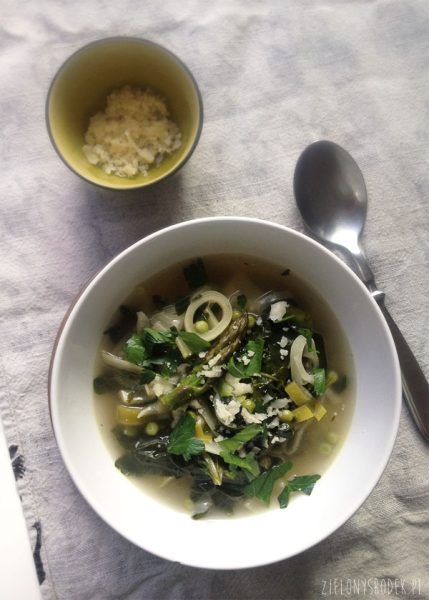 zielone minestrone- wiosenna zupa ze szparagami, szpinakiem i selerem