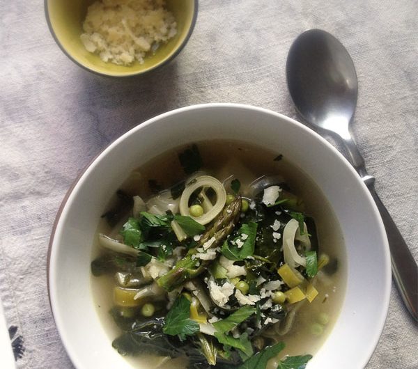 zielone minestrone- wiosenna zupa ze szparagami, szpinakiem i selerem