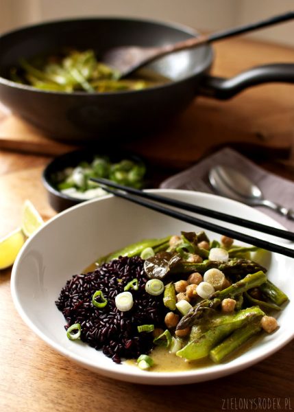 zielone curry ze szparagami, groszkiem i ciecierzycą