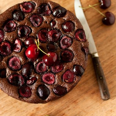 ciasto czekoladowo migdałowe z czereśniami