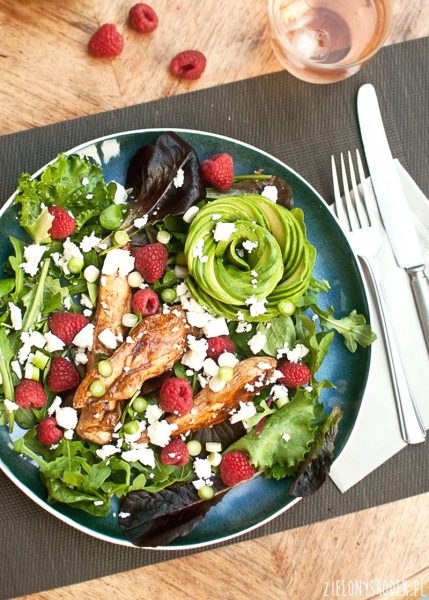 kurczak balsamiczny, awokado, maliny i feta