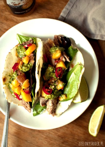 tacos z kaczką, salsą z brzoskwini i sosem chimichurri