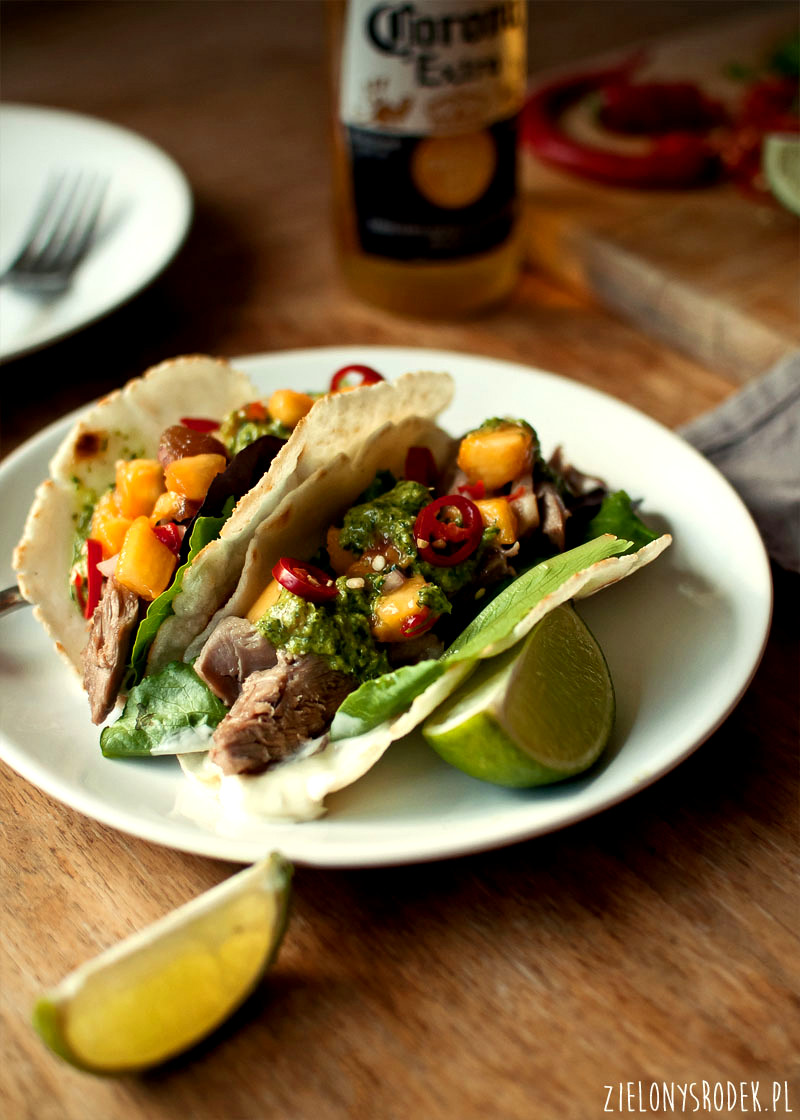 tacos z kaczką, salsą z brzoskwini i sosem chimichurri