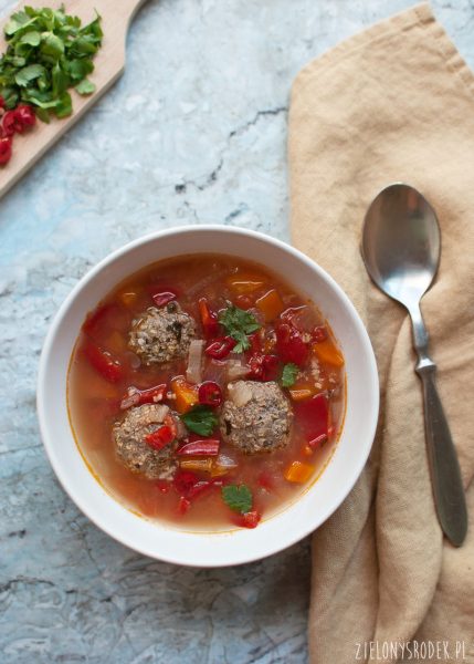 zupa meksykańska z klopsikami, papryka i cytryną, zupa albondigas