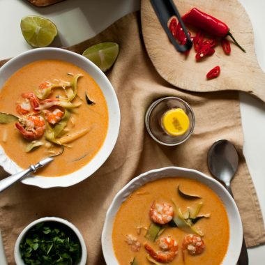 zupa czerwone curry z krewetkami i tagliatelle z cukinii