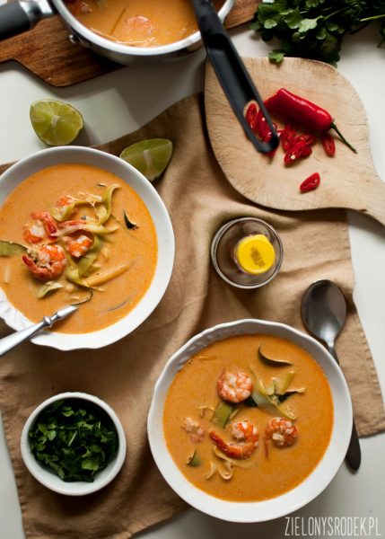 zupa czerwone curry z krewetkami i tagliatelle z cukinii