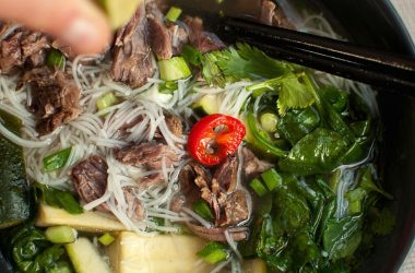 rosół tajski z wołowiny z warzywami