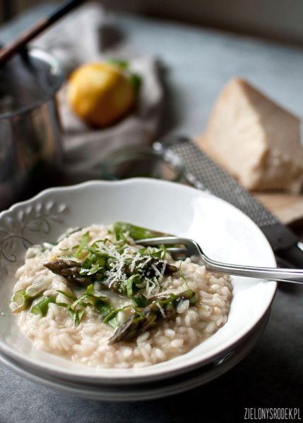 kremowe risotto ze szparagami z dodatkiem skórki z cytryny