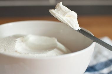 jak zrobić lebneh i z czym go jeść? czyli serek z jogurtu naturalnego. idealny do deserów, na śniadanie, do kanapki, na słono i słodko!