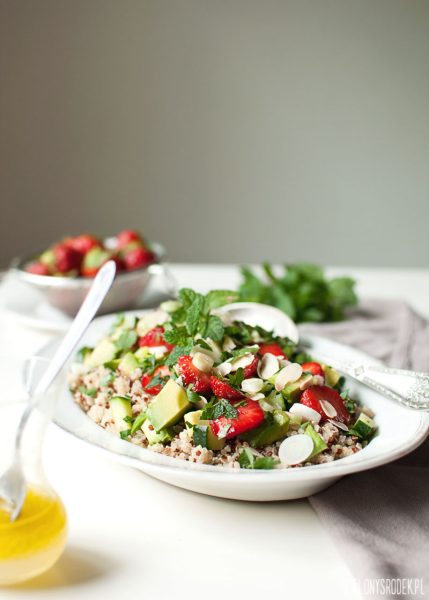 tabbouleh z quinoą, truskawkami i awokado, letnia sałatka, sałatka z guinoa