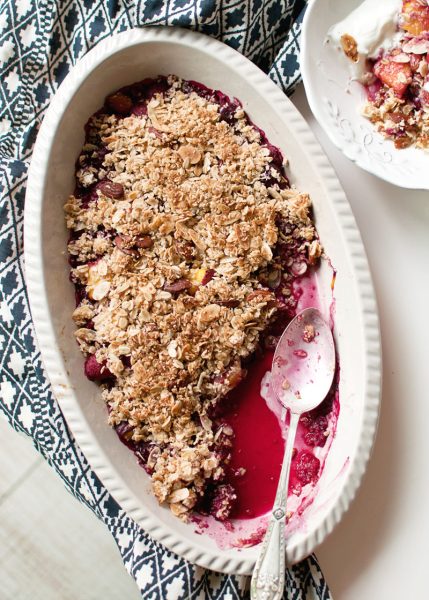 owoce pod kruszonką owsiano-kokosową. letnie owoce zapiekana. crumble