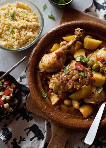 tagine z kurczaka z cytrynami i oliwkami. pyszny aromatyczny obiad, który robi się sam