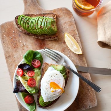 grzanka z awokado i jajkiem w koszulce, szybie pyszne śniadanie