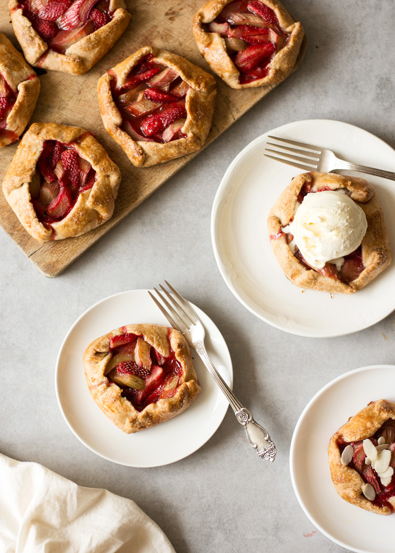 galette z rabarbarem i truskawkami, tarta z truskawkami, deser, ciasto z rabarbarem