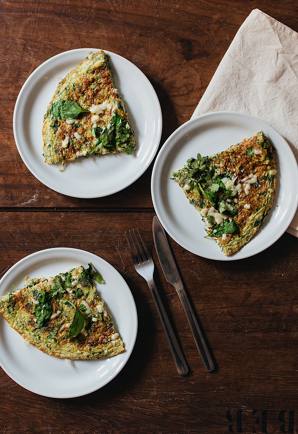 zielony omlet mocy z brokułem, szpinakiem i kolendrą