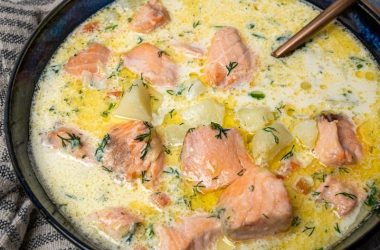 Zupa rybna z łososiem i ziemniakami