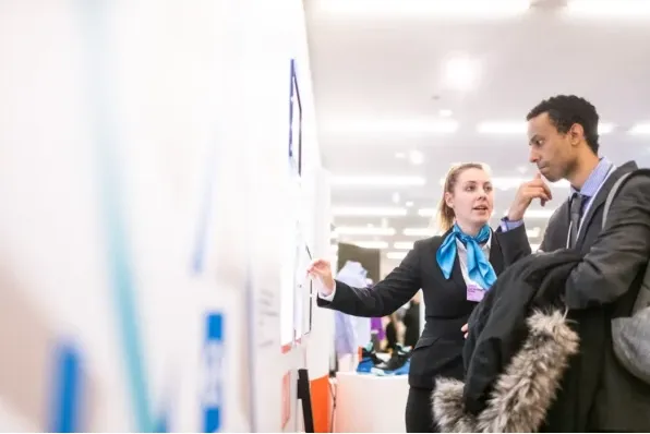 Jak wyróżnić swoją firmę za pomocą plakatów i roll-upów na targach i konferencjach